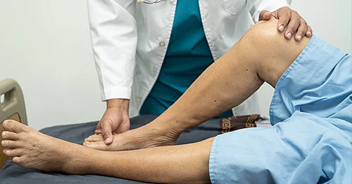 clinician-examining-flexed-knee-500x262